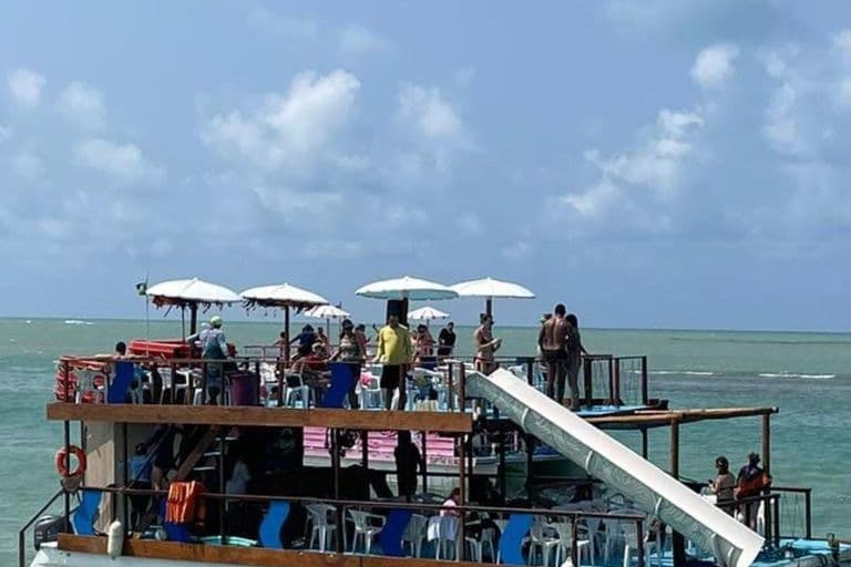 Embarcação para as piscinas naturais do seixas
