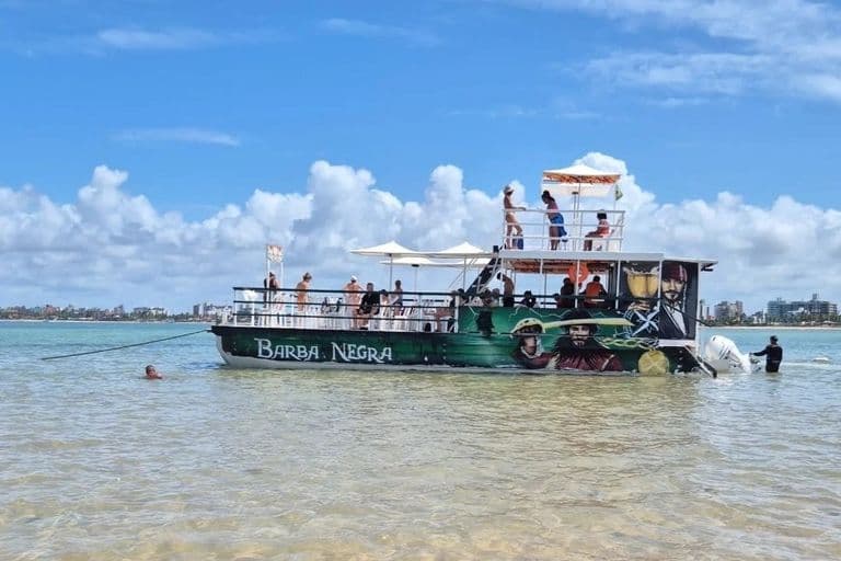 Embarcação para ilha de areia vermelha