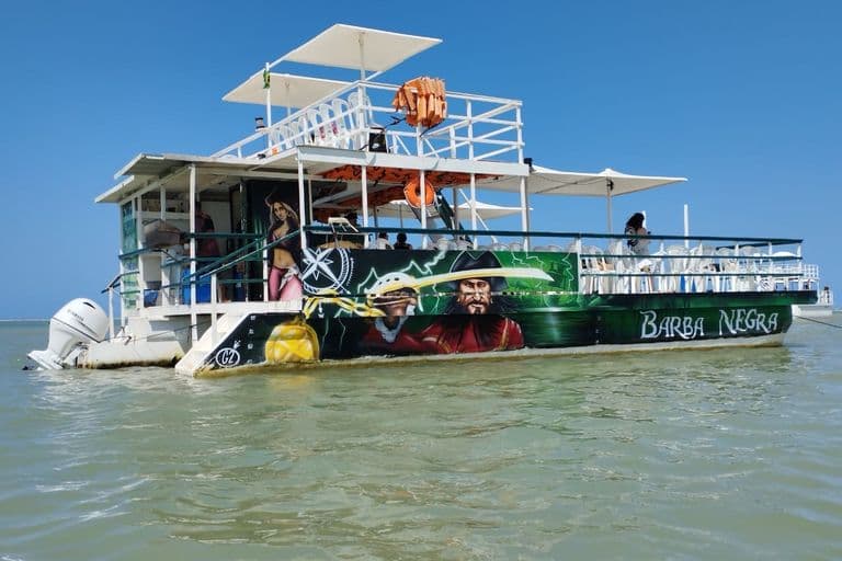 Embarcação para ilha de areia vermelha