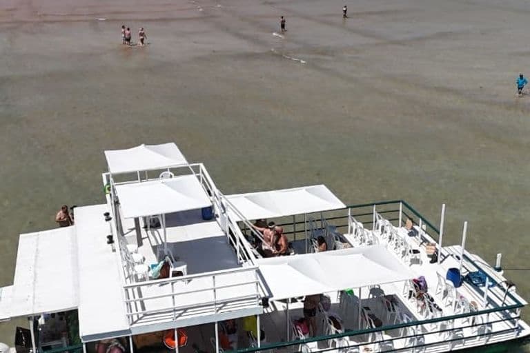 Embarcação para ilha de areia vermelha