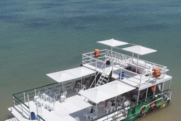 Embarcação para ilha de areia vermelha