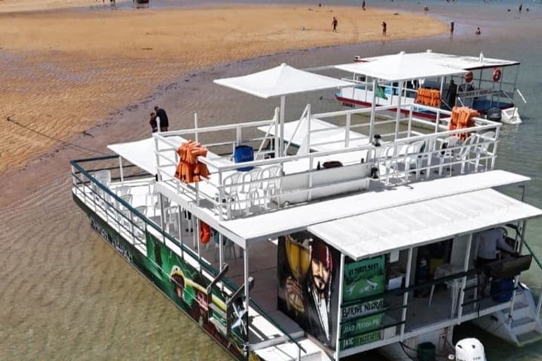 Embarcação para ilha de areia vermelha