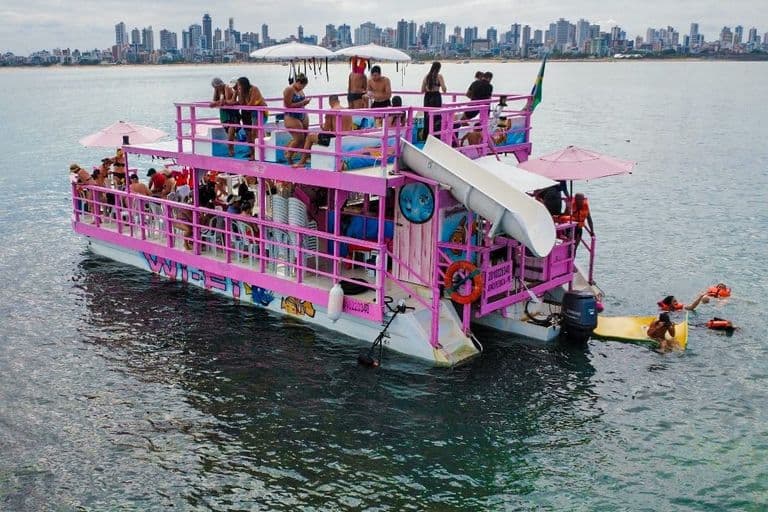 Embarcação para as piscinas naturais de picãozinho