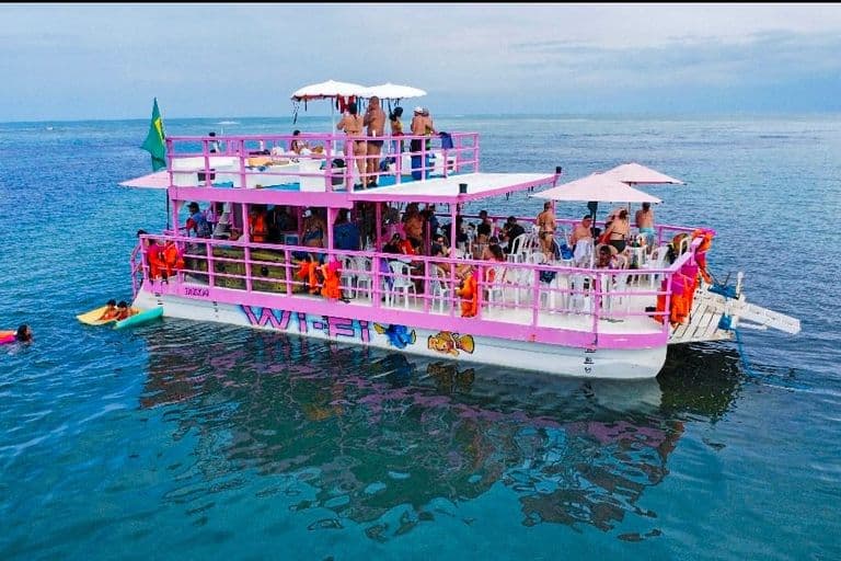 Embarcação para as piscinas naturais de picãozinho