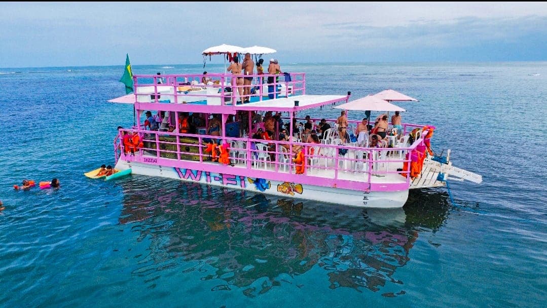 Embarcação para as piscinas naturais de picãozinho