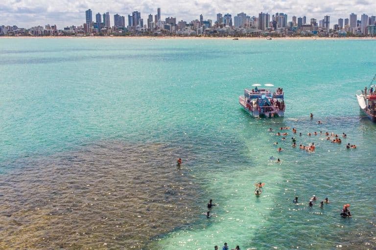 Embarcação para as piscinas naturais de picãozinho