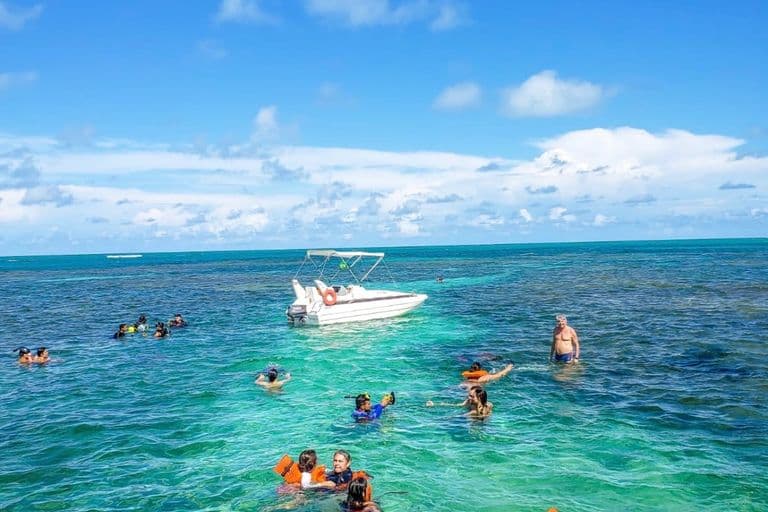 Embarcação para as piscinas naturais de picãozinho