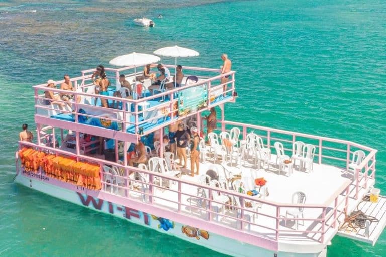 Embarcação para as piscinas naturais de picãozinho