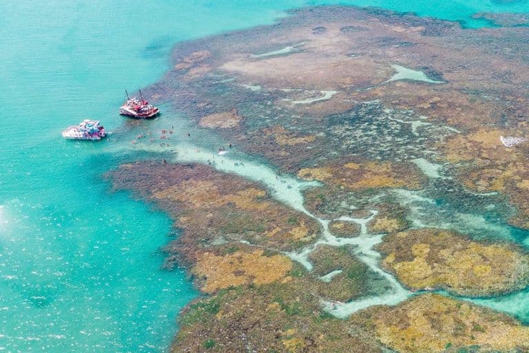 Embarcação para as piscinas naturais de picãozinho