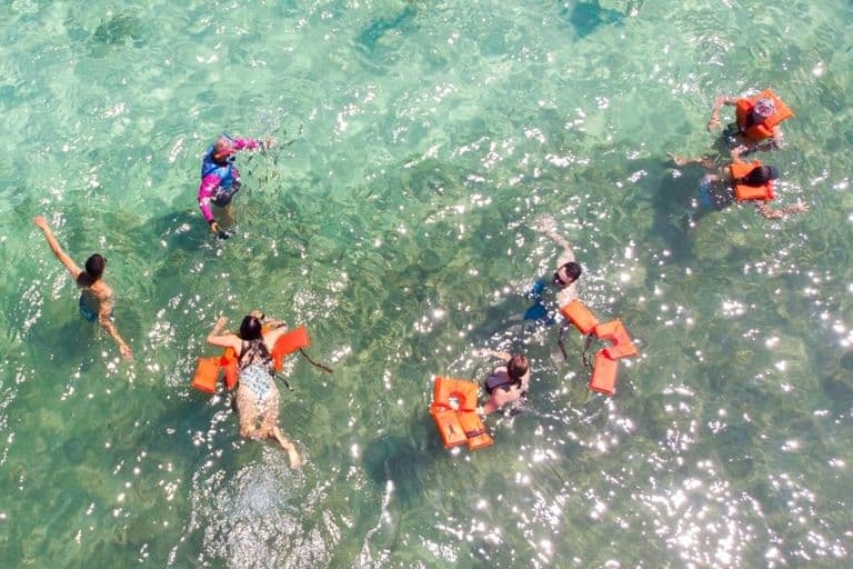 Embarcação para as piscinas naturais de picãozinho