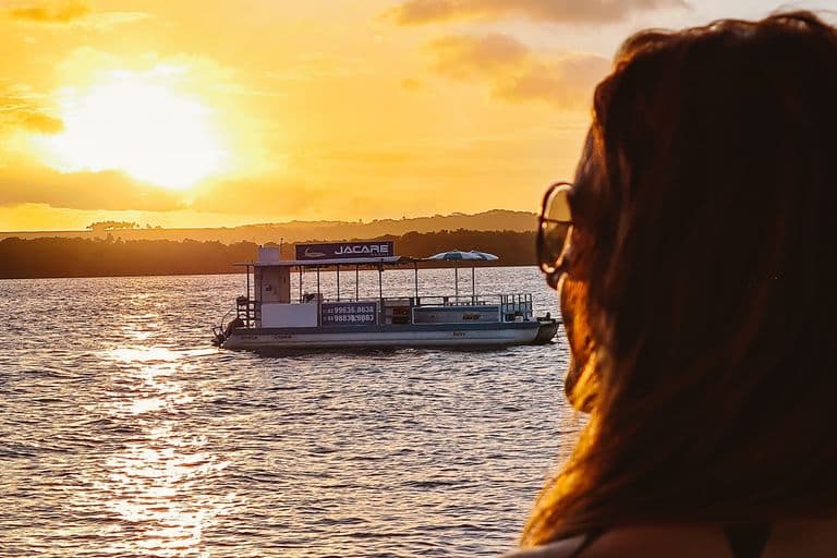 turista apreciando por do sol