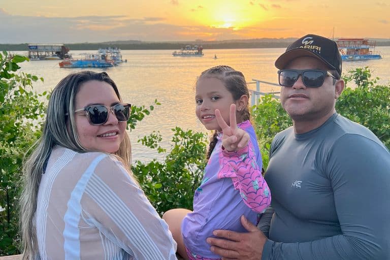 Família contemplando o por do sol na praia do jacaré