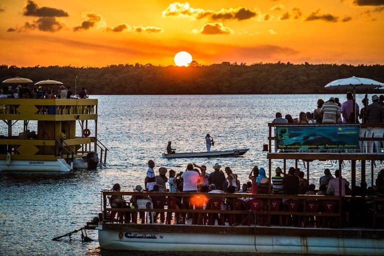 vista dos catamarãs e Jurandir no sax