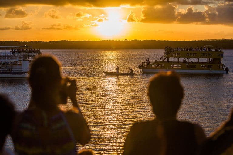 visitantes registrando por do sol