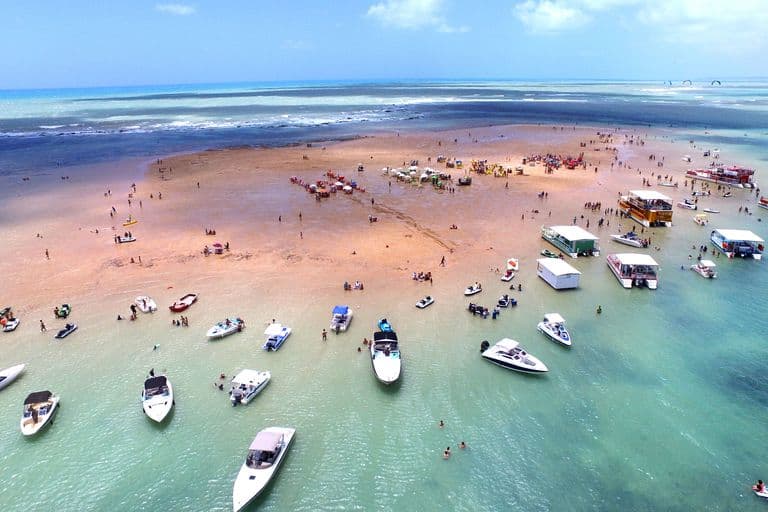 Embarcação para ilha de areia vermelha