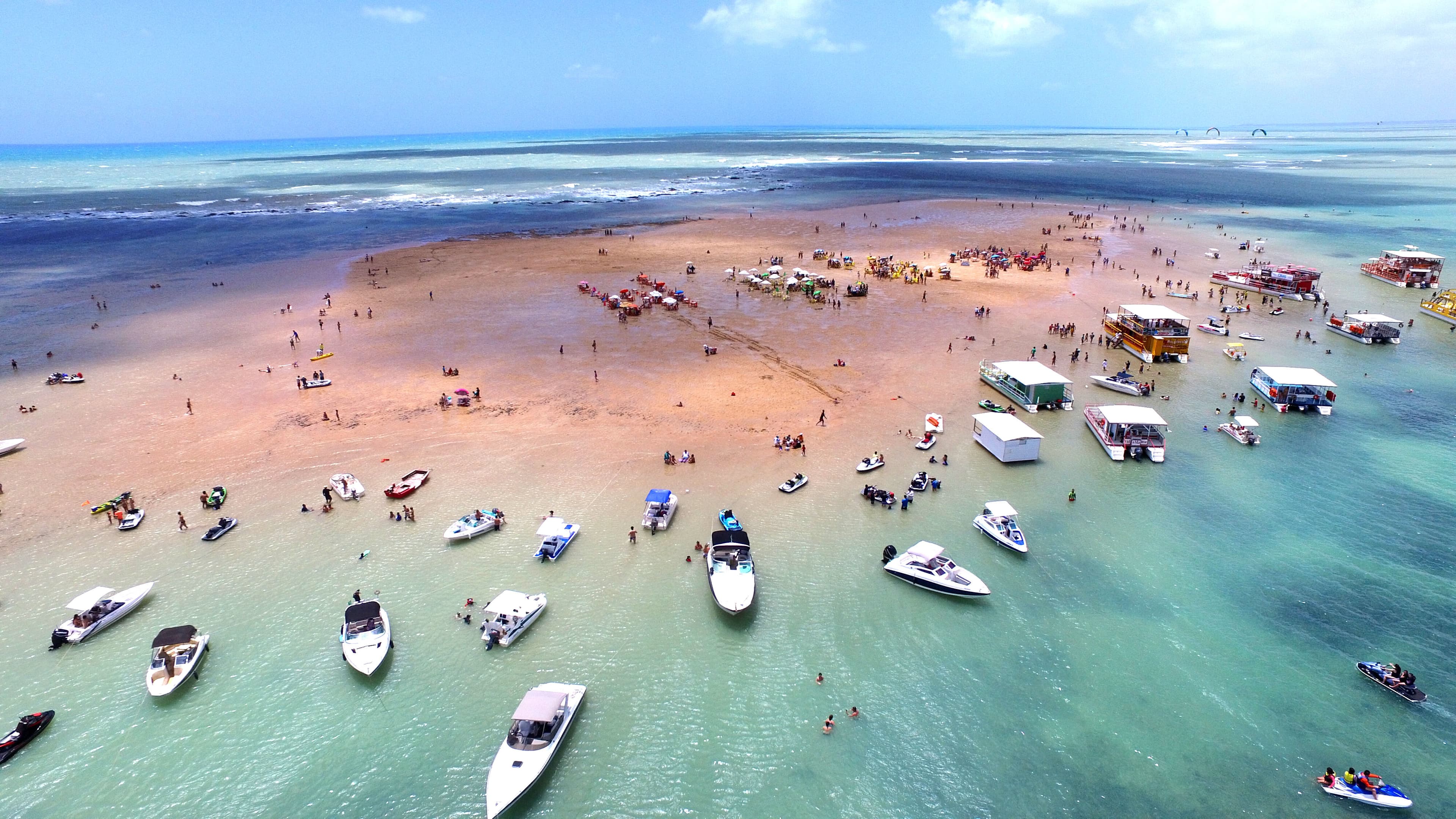 Embarcação para ilha de areia vermelha